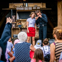 Zdjęcie aktorów w trakcie spektaklu.