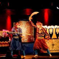 Zdjęcie aktorów w trakcie spektaklu.