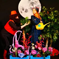 Zdjęcie aktorów w trakcie spektaklu.