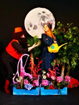 Zdjęcie aktorów w trakcie spektaklu.