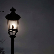 Na zdjęciu lampa uliczna na tle ciemnego nieba.