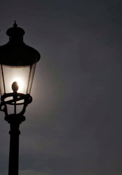 Na zdjęciu lampa uliczna na tle ciemnego nieba.
