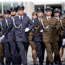 Na zdjęciu maszerujący żołnierze w mundurach galowych.