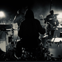 Zdjęcie muzyków na scenie. Czarno-białe zdjęcie.