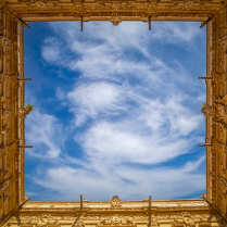 Zdjęcie nieba zrobione wewnątrz dziedzińca.