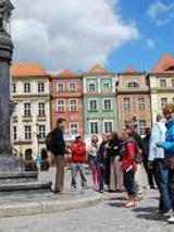 Na zdjęciu grupa turystów z przewodnikiem.