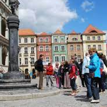 Na zdjęciu grupa turystów z przewodnikiem.