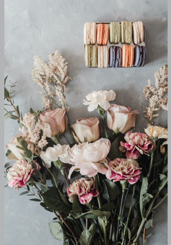 Bukiet kwiatów na szarym podłożu.