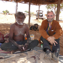 Na zdjęciu naukowiec z przedstawicielem Aborygenów.