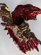 Zdjęcie przedstawia jedną z prac ceramicznych uczestników pracowni, która kształtem przypomina smoka.