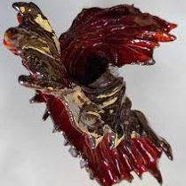 Zdjęcie przedstawia jedną z prac ceramicznych uczestników pracowni, która kształtem przypomina smoka.