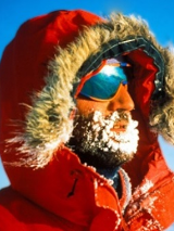 Opatulona głowa Marka Kamińskiego na tle błękitnego nieba