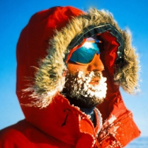 Opatulona głowa Marka Kamińskiego na tle błękitnego nieba