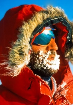 Opatulona głowa Marka Kamińskiego na tle błękitnego nieba