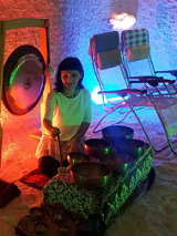 Ewa Bruss - Kwiatkowska z misami i gongiem