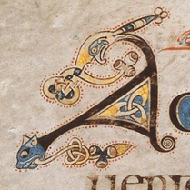 Pochylona w prawo litera A zdobiona m.in. głowami zwierząt