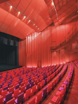 Pusta scena i widownia teatru w kolorach czerwieni