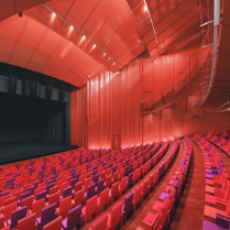 Pusta scena i widownia teatru w kolorach czerwieni