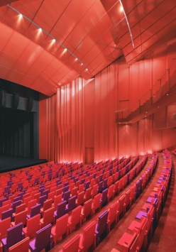 Pusta scena i widownia teatru w kolorach czerwieni