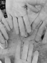 wewnętrzne strony dłoni kilku osób