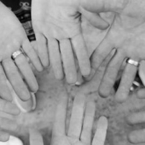 wewnętrzne strony dłoni kilku osób