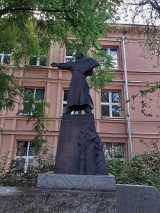 Na zdjęciu pomnik P.E. Strzeleckiego przy ul. Winklera/