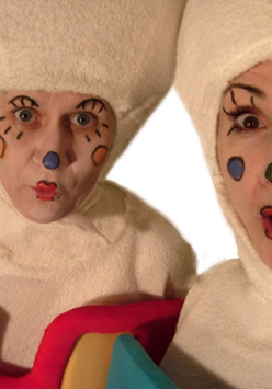 Zdjęcie dwójki aktorów ze spektaklu.