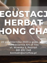 dłoń trzymająca białą filiżankę