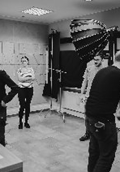 kilkoro ludzi na planie filmowym w kolorach czarnym i białym