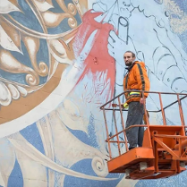 Na zdjęciu artysta przy pracy.