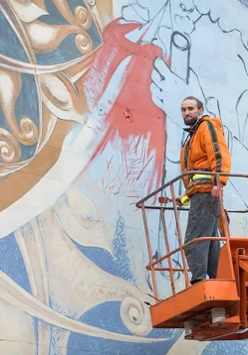 Na zdjęciu artysta przy pracy.