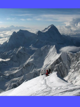 Zdjęcie szczytów gór ponad chmurami.