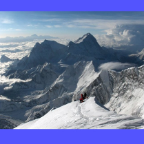 Zdjęcie szczytów gór ponad chmurami.