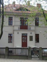 Zdjęcie willi, w której mieści się Salon Muzyczny Feliksa Nowowiejskiego