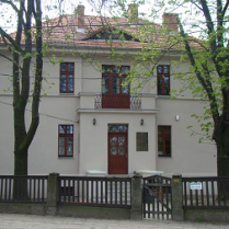 Zdjęcie willi, w której mieści się Salon Muzyczny Feliksa Nowowiejskiego