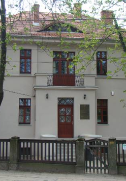 Zdjęcie willi, w której mieści się Salon Muzyczny Feliksa Nowowiejskiego