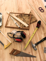 zdjęcie narzędzi rozłożonych na stole