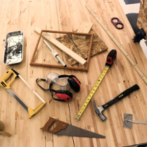 zdjęcie narzędzi rozłożonych na stole