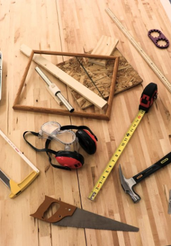 zdjęcie narzędzi rozłożonych na stole