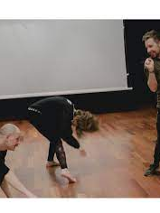 Zdjęcie przedstawia pierwszą odsłonę działania z 2021 roku. Osoby wyginają ciało.