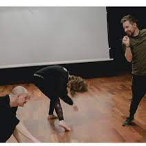 Zdjęcie przedstawia pierwszą odsłonę działania z 2021 roku. Osoby wyginają ciało.