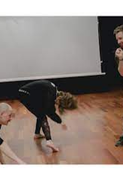 Zdjęcie przedstawia pierwszą odsłonę działania z 2021 roku. Osoby wyginają ciało.