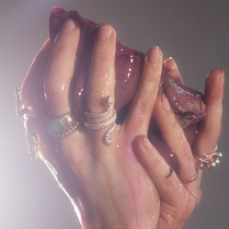 Serce trzymane w kobiecych dłoniach. Fotografia: Filip Preis.