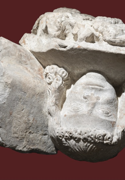 Zwornik z przedstawieniem męskiej głowy z kościoła podominikańskiego