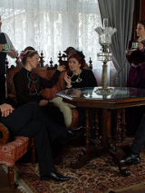 zdjęcie kobiet i mężczyzn ubranych zgodnie z trendami mody przelomu XIX i XX wieku