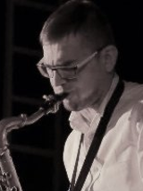 wykonawca grajacy na saksofonie