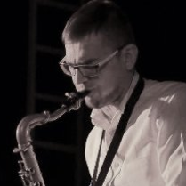 wykonawca grajacy na saksofonie