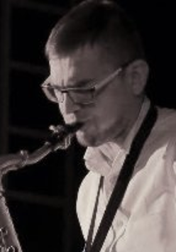 wykonawca grajacy na saksofonie