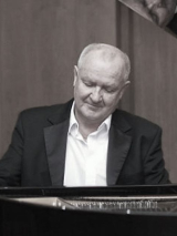 Artyska przy fortepianie