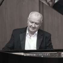 Artyska przy fortepianie